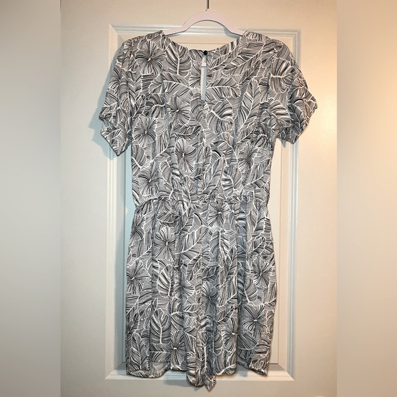 Nine West | Faux-Wrap Romper in Tropical Black/White Size Large - Picture 8 of 8